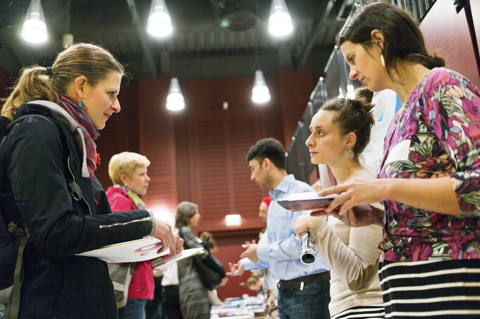 Besucher:innen des DFJW-Infotags in Potsdam